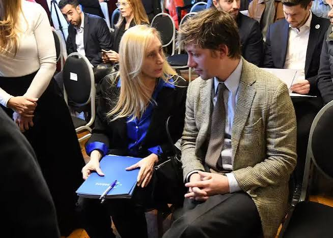 La pelea que nadie quiere mostrar: Karina Milei y Santiago Caputo chocan por el futuro electoral de Milei