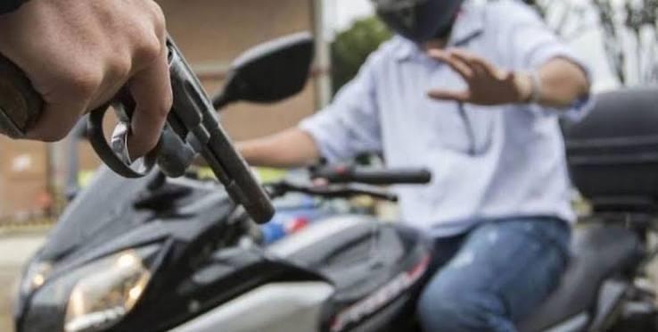 Robo de moto en La Plata: un joven fue asaltado armado en 11 entre 60 y 61 cerca de la DDI