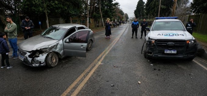 Preocupación en City Bell: un patrullero chocó frente a un jardín y vecinos denuncian tres accidentes en un mes