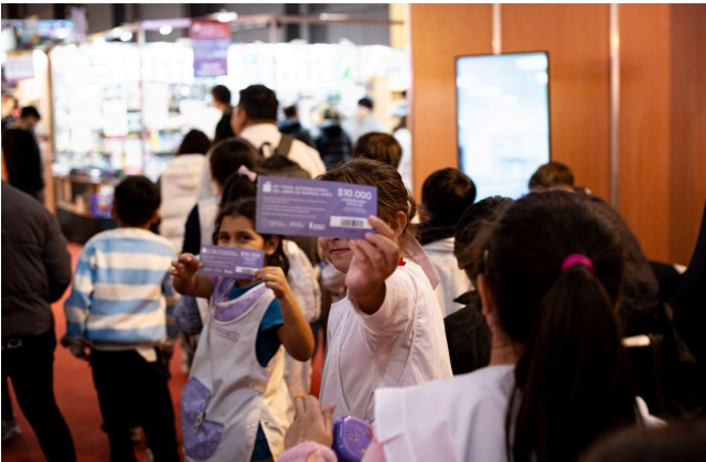 Entregarán Chequelibros de $10.000 a miles de estudiantes: quiénes pueden recibirlos y cómo acceder al beneficio