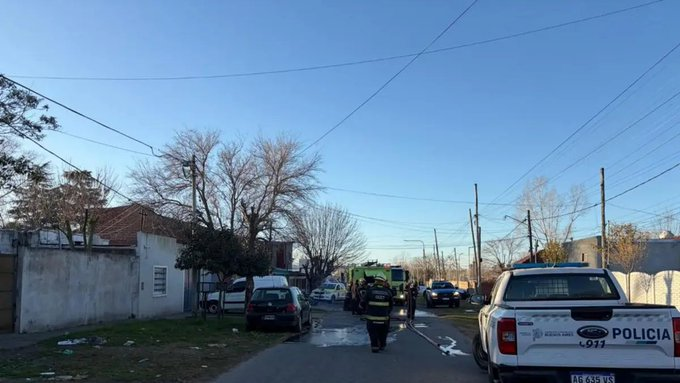 Frío extremo en La Plata: incendio fatal en una vivienda precaria dejó una joven muerta y reavivó el drama de cada invierno