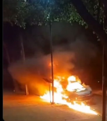 Un auto quedó envuelto en llamas de madrugada en La Plata y el misterio sobre el origen del fuego sigue sin resolverse