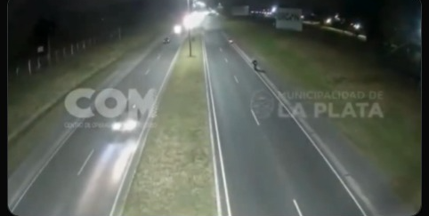 Brutal tiroteo en La Plata: un policía federal mató a un motochorro que intentó robarle la moto en Camino Centenario