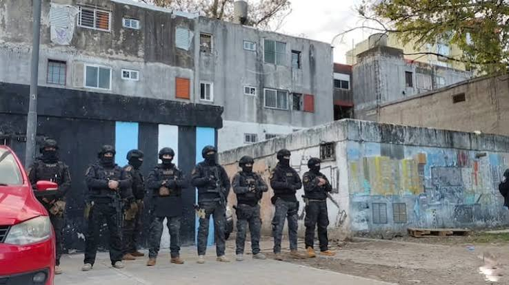 Conmoción en Fuerte Apache: un policía fue asesinado durante un operativo y el atacante sigue prófugo