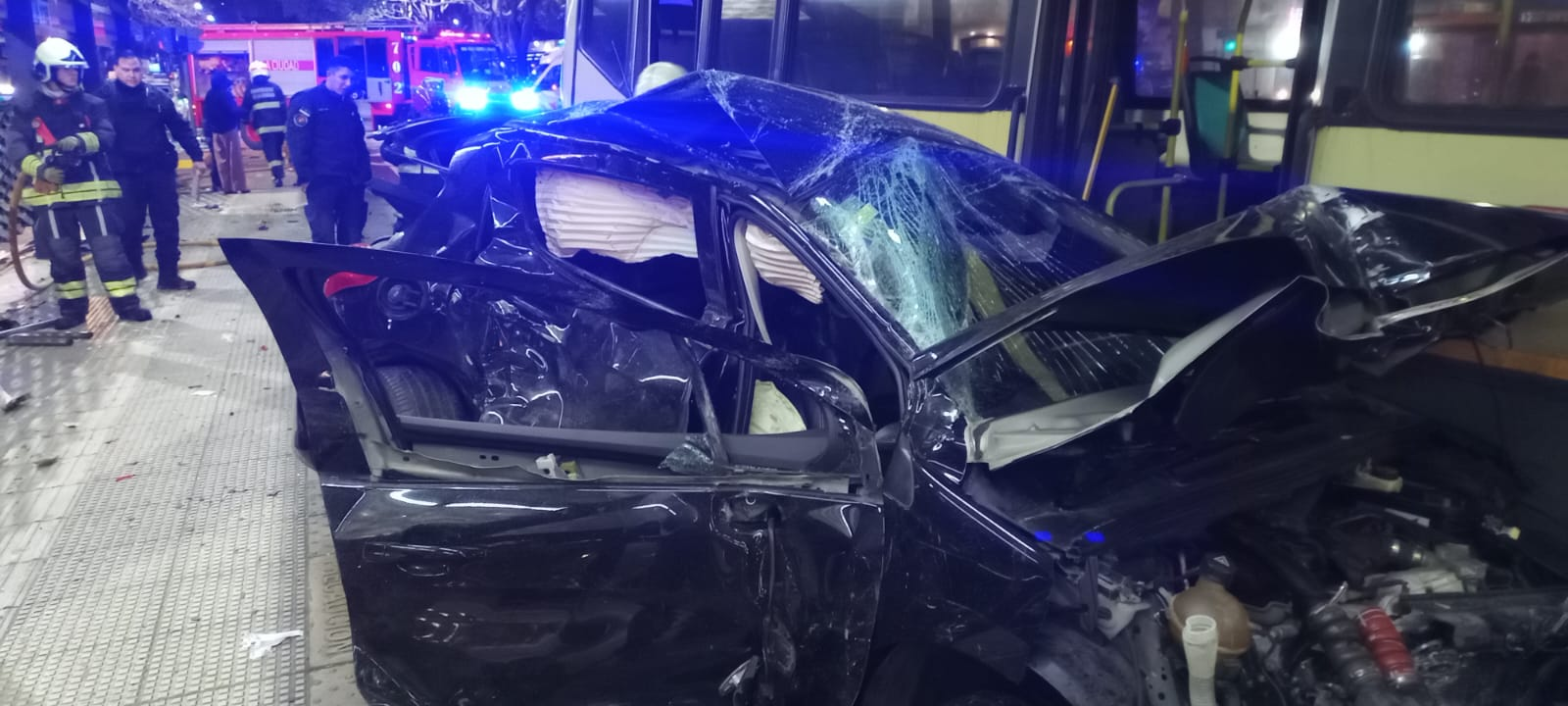 Impactante choque en Palermo: un auto quedó destruido tras embestir a un colectivo y una mujer está en grave estado