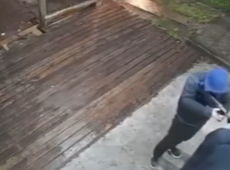 Terror en La Matanza: entraron a robar un kiosco con una escopeta y todo quedó grabado