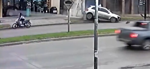 Milagro en La Plata: un poste cayó cuando una mujer subía a su moto y todo quedó registrado en video