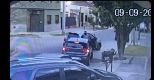 El Palomar: las cámaras captaron cómo un grupo de delincuentes armados bloquearon un auto apuntando con armas de fuego a las victimas