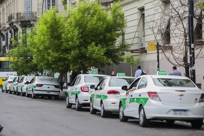 Taxistas cortan calles en La Plata: qué zonas están afectadas, el motivo de por qué protestan contra las aplicaciones