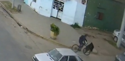 Buscan a un ciclista en La Plata tras embestir a una mujer de 80 años: sufrió una fractura de cadera