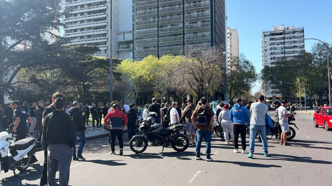 La Plata: tensión, golpes entre choferes de Uber, DiDi contra taxistas frente a la Municipalidad