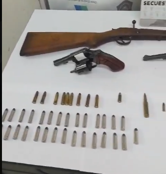 City Bell: amenazó a su hijo con un revólver, le encontraron un arsenal durante el allanamiento